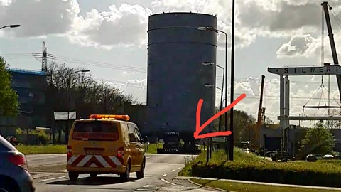 GIANT Container on Truck