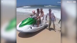 Cette mariée tombe d'un jet ski