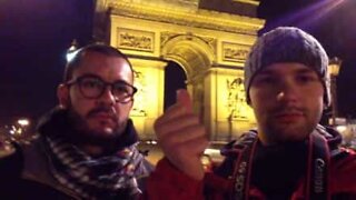 Turistas "teletransportam-se" para vários locais de Paris