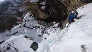 Un homme gravit une cascade de glace en Italie