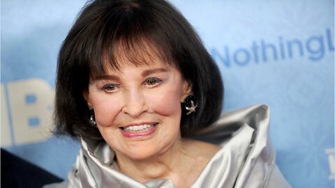 Gloria Vanderbilt, Fashion Icon and Mother To Anderson Cooper, Dead At 95