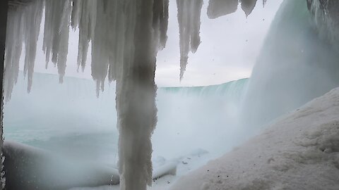 Niagara Falls: Incredible footage below the brink in winter