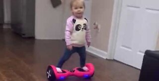 Baby er pro på hoverboard!