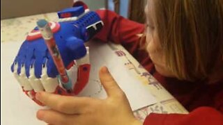 Menino de 5 anos cria próteses 3D para crianças com deformidades