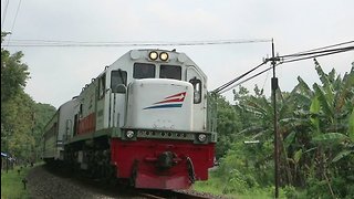 Kereta Api PENATARAN Lokomotif CC 201 83 53 Melintas di Ketanon Tulungagung
