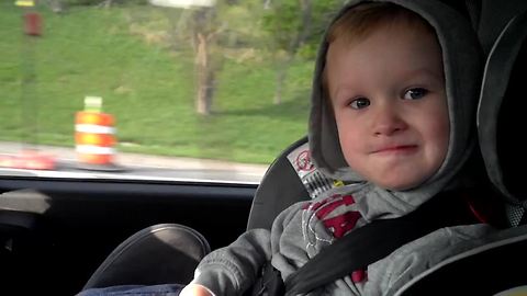 Cute 2-year-old sings 'Somebody That I Used To Know' by Gotye