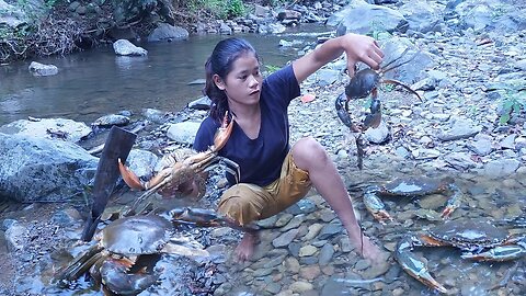 Survival skills: Found big crabs in river - Crabs soup spice tasty for dinner