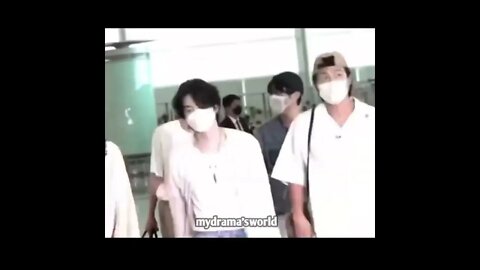 Jin vs Jhope 😂🤣 poor jin 😅 - BTS at airport