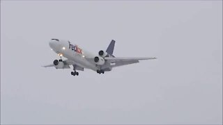 Avião desaparece neve