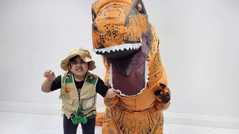 Evana The Explorer Pretend Play with PET DINOSAUR!!!