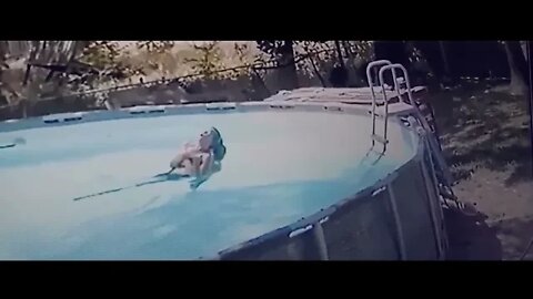 فتى ينقذ والدته بعد إصابتها بنوبة صرع في حوض سباحة بأمريكا