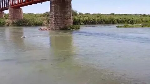 Otra familia de migrantes cruzan el río Bravo en Piedras Negras ,tramo Eagle Pass (31/07/2022)