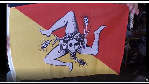La storia della bandiera della regione Sicilia e la leggenda dietro le teste di ceramica siciliana DOCUMENTARIO La bandiera è caratterizzata dalla presenza del triskelion(trinacria) al centro,della testa alata di Medusa (Gorgone) e di tre spighe di grano