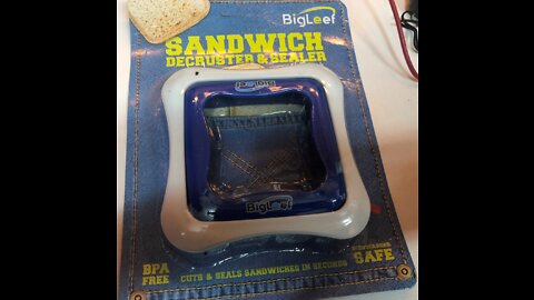 Sandwich Cutter Sealer & Decruster Remove Bread Crust DIY Pocket Sandwiches Square