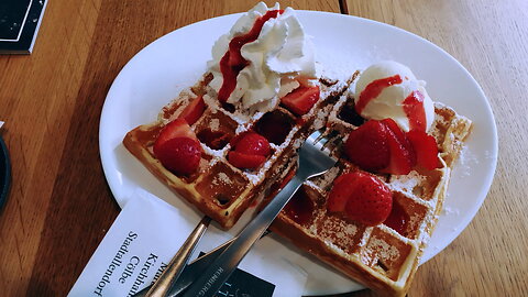 Kev's Tasty Food Splash: 💯% Quality Time | 🧇 Strawberry Waffles, 🍧 Iced Coffee & ☕ Hot Chocolate