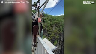 Jovem sem coragem é empurrada no bungee jump