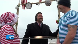 Couple marries at Polar Plunge