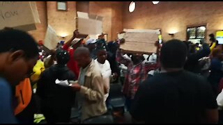 SOUTH AFRICA - Johannesburg - Alexandra residents waiting for mayor (videos) (ncu)