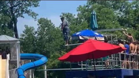Pessoas incentivam homem a pular de trampolim