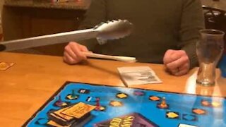 Família ensina a jogar jogos de tabuleiro em segurança