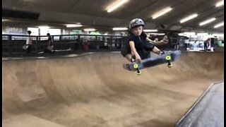 Skatista de 10 anos mostra talento impressionante