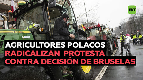 Agricultores polacos arrojan granos de camiones ucranianos en un puesto fronterizo