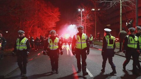Denmark: 'Men in Black' march in Copenhagen against COVID restrix - 18.12.2021