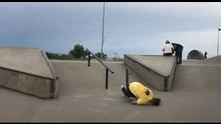 L'erreur de ce skateur le conduit à une chute douloureuse