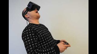 Homem tem má experiência com realidade virtual