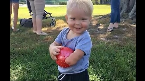 This one-year-old immediately hugs a stranger when he realizes they're the same ❤️