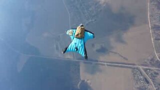 Voici le tout premier saut en wingsuit avec un parachute circulaire