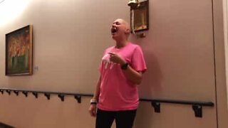Kreftpasient synger 'Amazing Grace' for å feire siste dagen med kjemoterapi