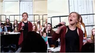 Skolejente sjokkerer publikum med vakker versjon av «At Last»
