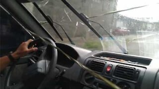 Driver's ingenious way to fix broken windshield wiper