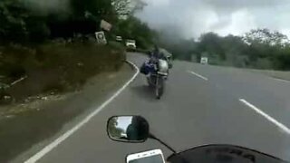 Forte colisão entre motociclistas filmada na primeira pessoa