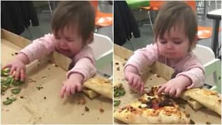 Taapero saa raivarin aina, kun vanhemmat vievät tytön pizzan pois