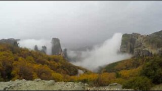 Time-lapse mostra misterioso nevoeiro na Grécia