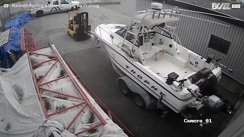Cet employé endommage un bateau, un pick-up et un transpalette en une seule fois!