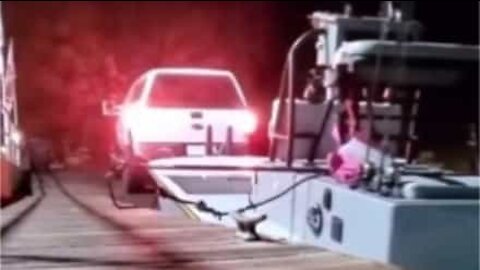 Cet automobiliste montre comment amarrer un bateau sans sortir de sa voiture