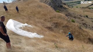 Perito em parapente decola de forma impressionante!