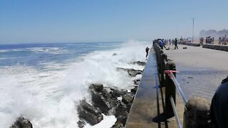 SOUTH AFRICA - Cape Town - Sea Point Drowning Search Continues (Video) (uwR)