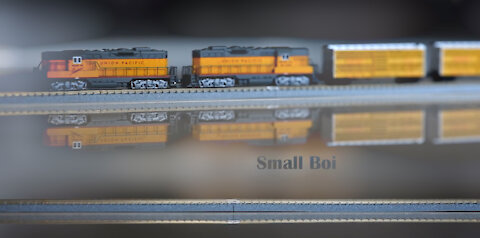 Small Boi - Z Scale Model Train GP7 from American Z Line, cars from Micro-Trains and Full Throttle