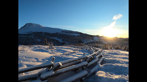 Winter Wonderland: Adventure hike at Flattop Mountain in Anchorage, Alaska