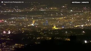 Vista panorâmica mostra incrível queima de fogos em Zagreb