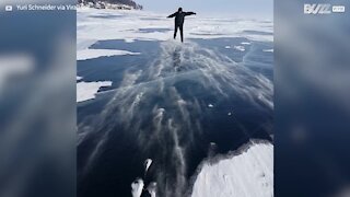 Le vent pousse cet homme sur un lac gelé