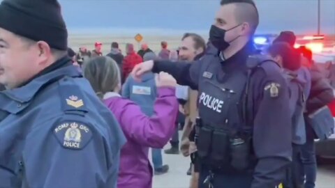 ALBERTA AND POLICE HUG ❤️ AT BLOCKADE 🇨🇦 *SINGING ANTHEM*