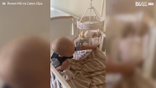 Criança cria momento fofo ao abraçar seu irmãozinho para dormir