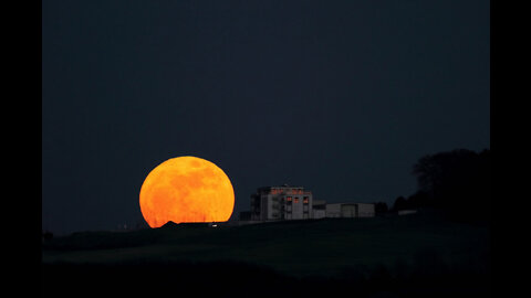 Magnification of the Sun/Moon Near the Horizon