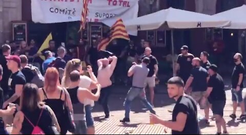 Pelea violenta entre ultraderecha separatista y ultraizquierda separatista en Barcelona