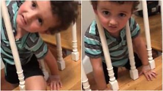 Bambino curioso si incastra nella ringhiera delle scale